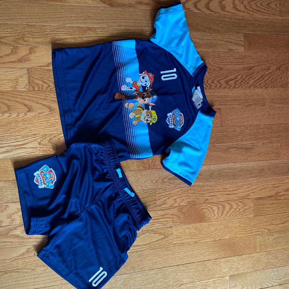 H&M sport two piece set. Size 5T/6 new without tags